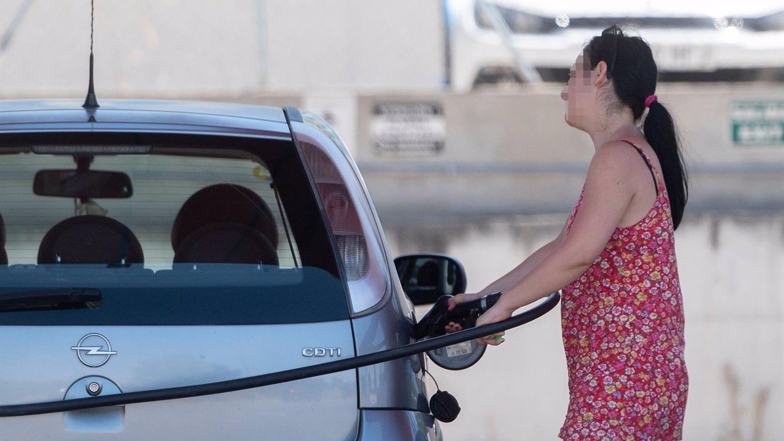 Las gasolineras subieron sus precios entre 0,7 y 3,52 céntimos tras la bonificación del Gobierno, según Esade