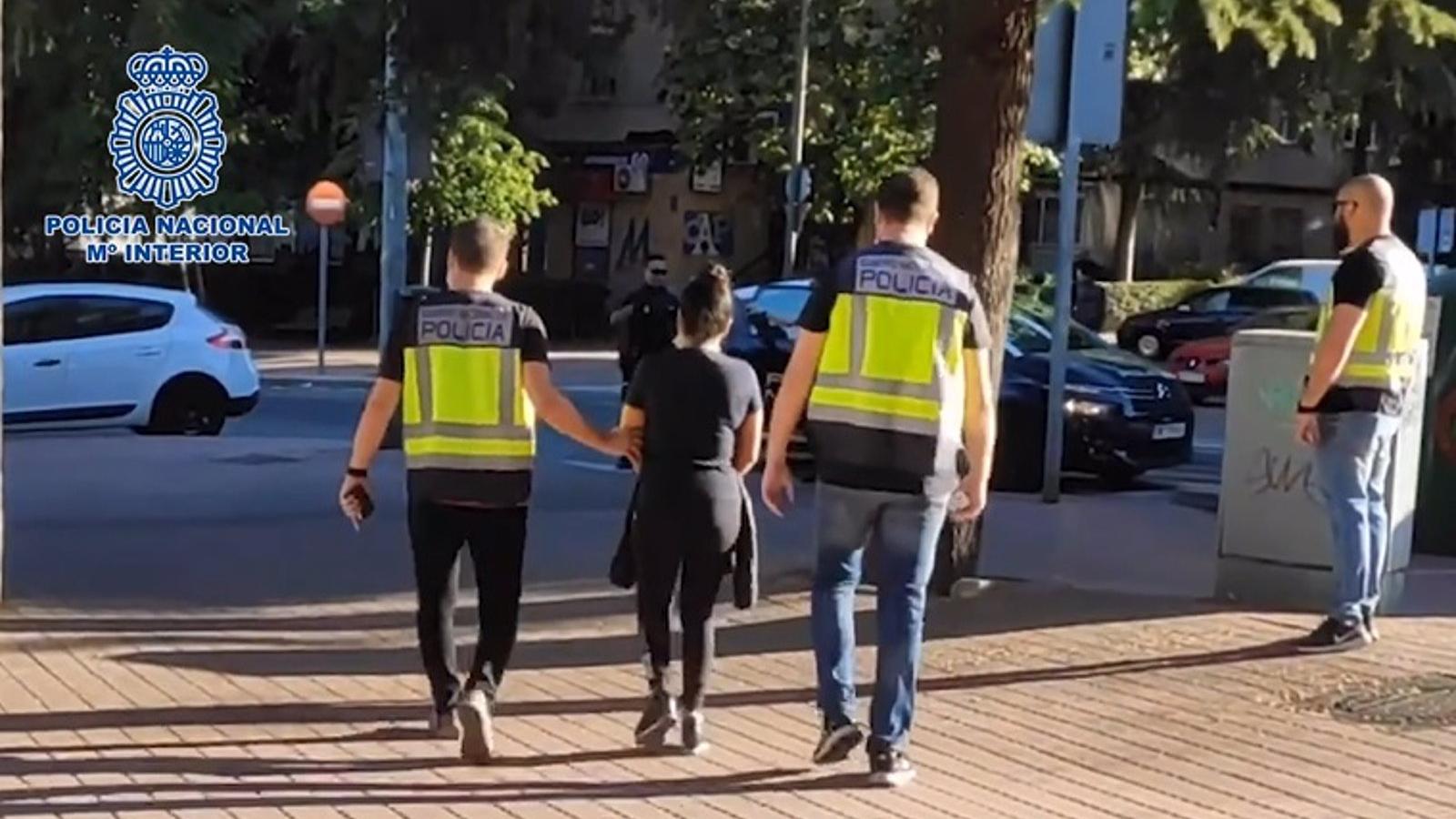  Cae una banda de tres mujeres que robaba por el método de 'la siembra' a personas que salían del banco