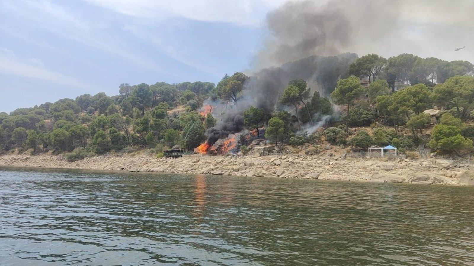  Bomberos luchan contra un pequeño fuego forestal que comenzó en una casa junto al pantano de San Juan
