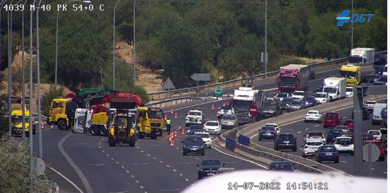 El vuelco de un camión en la M-40 deja un herido y provoca grandes atascos en la carretera El vuelco de un camión en la M-40 deja un herido y provoca grandes atascos en la carretera