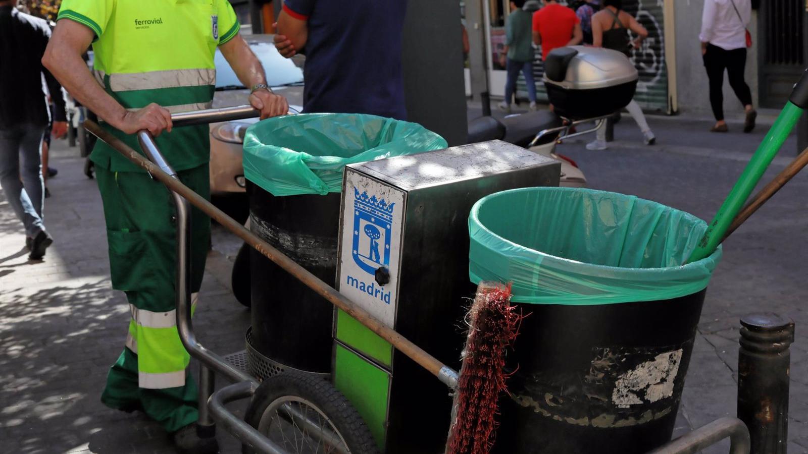 Los trabajadores municipales de limpieza podrán flexibilizar su horario para evitar las horas intensas de calor