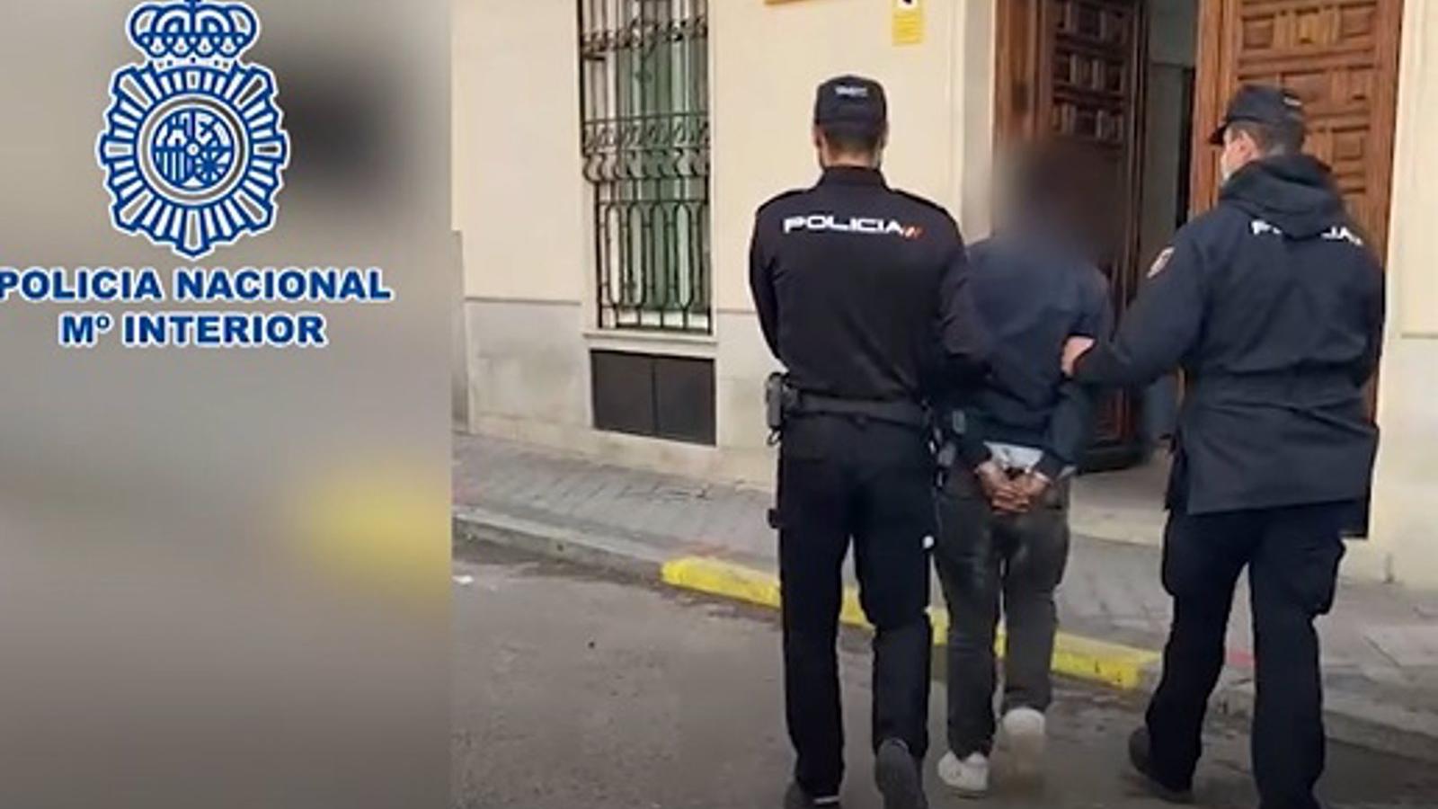 Detenido un hombre que usurpaba identidades en apps y recogía vestido de mensajero paquetes sin pagarlos