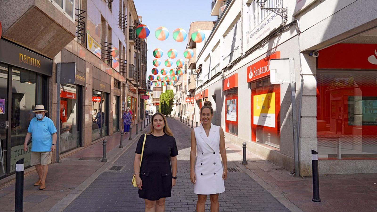 Las calles del centro de Torrejón se engalanan con decoración veraniega para dinamizar el comercio local