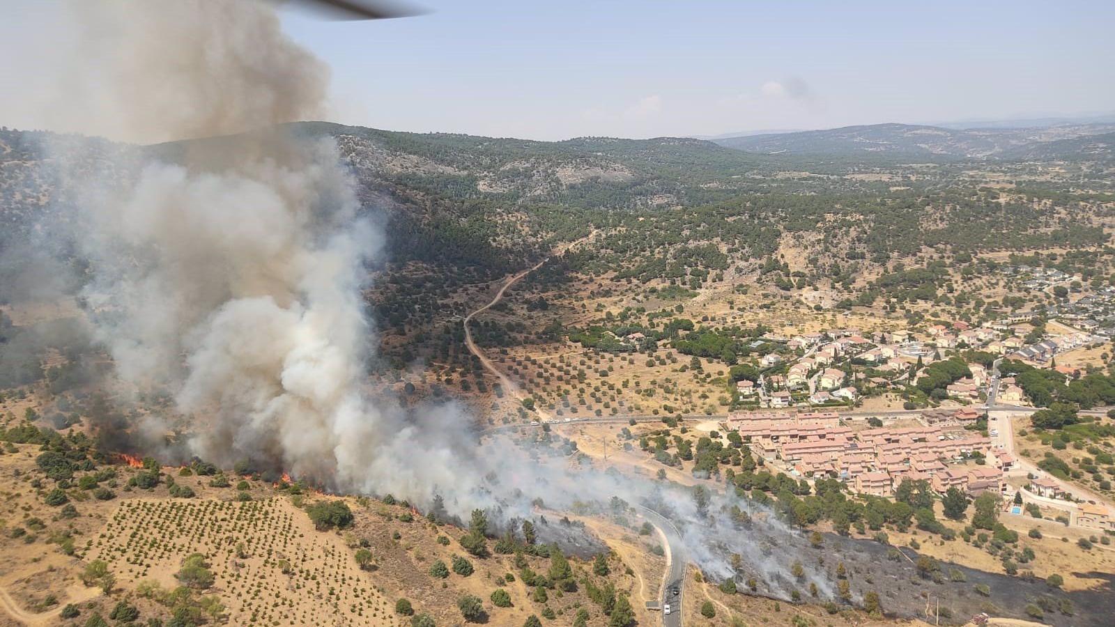  15 medios terrestres de la Comunidad trabajan para controlar y extinguir el fuego forestal de Cebreros