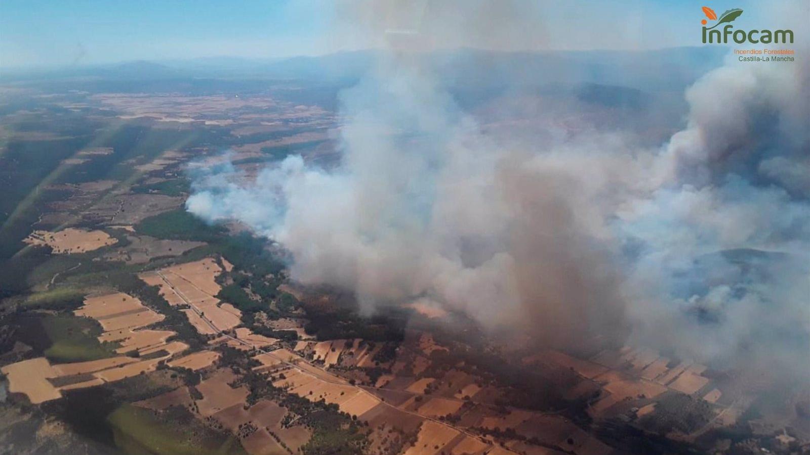 Diez medios terrestres y cuatro aéreos madrileños colaboran en el fuego de Valdepeñas de la Sierra en Guadalajara