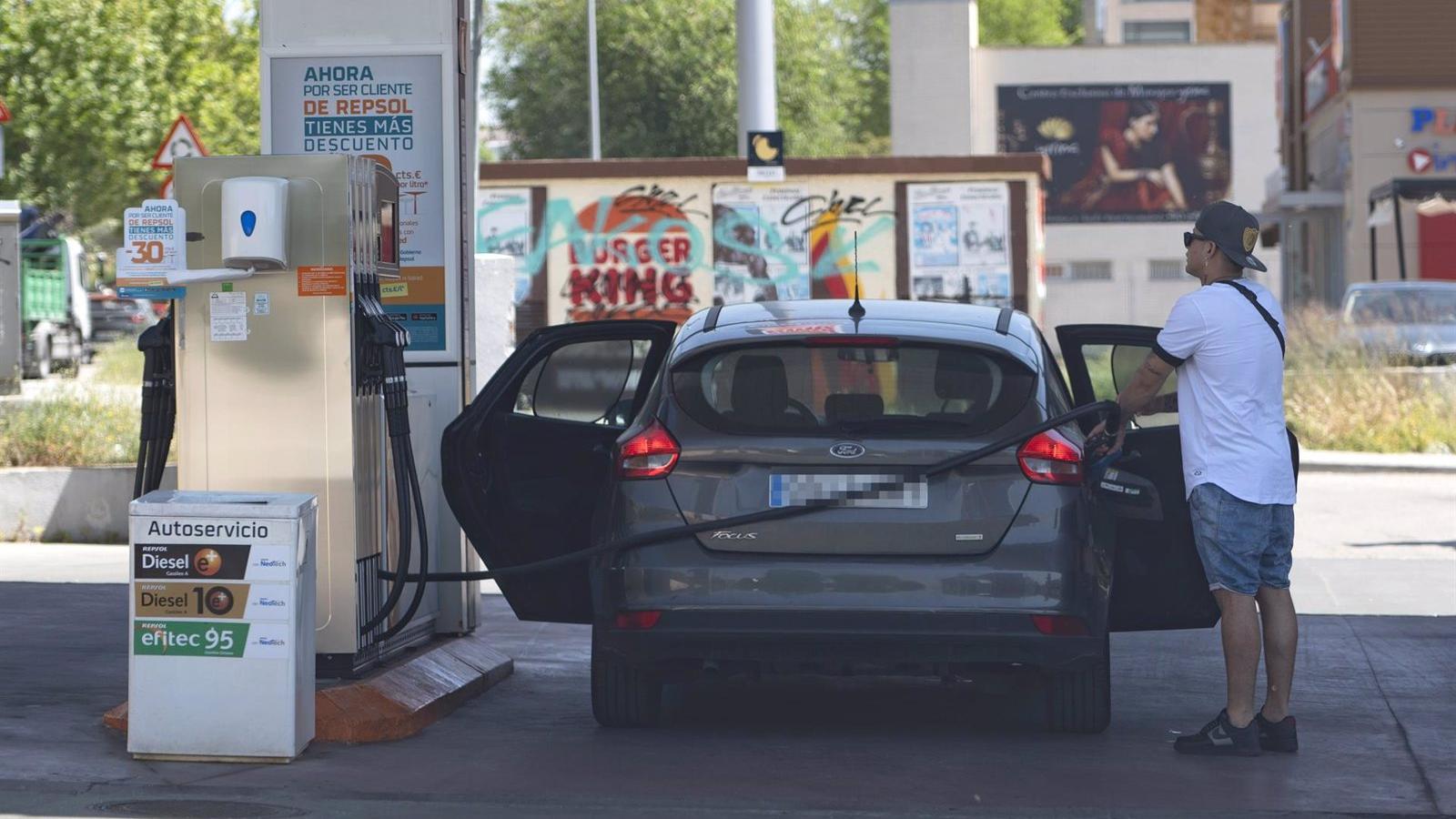 El precio de los carburantes cae por cuarta semana y el gasóleo se sitúa por debajo de los dos euros el litro