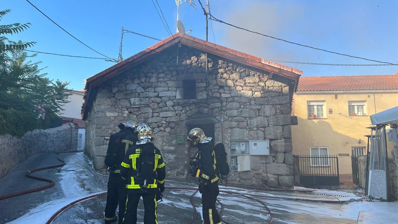 Bomberos de la Comunidad extinguen un fuego en una cocina de un restaurante en Los Molinos