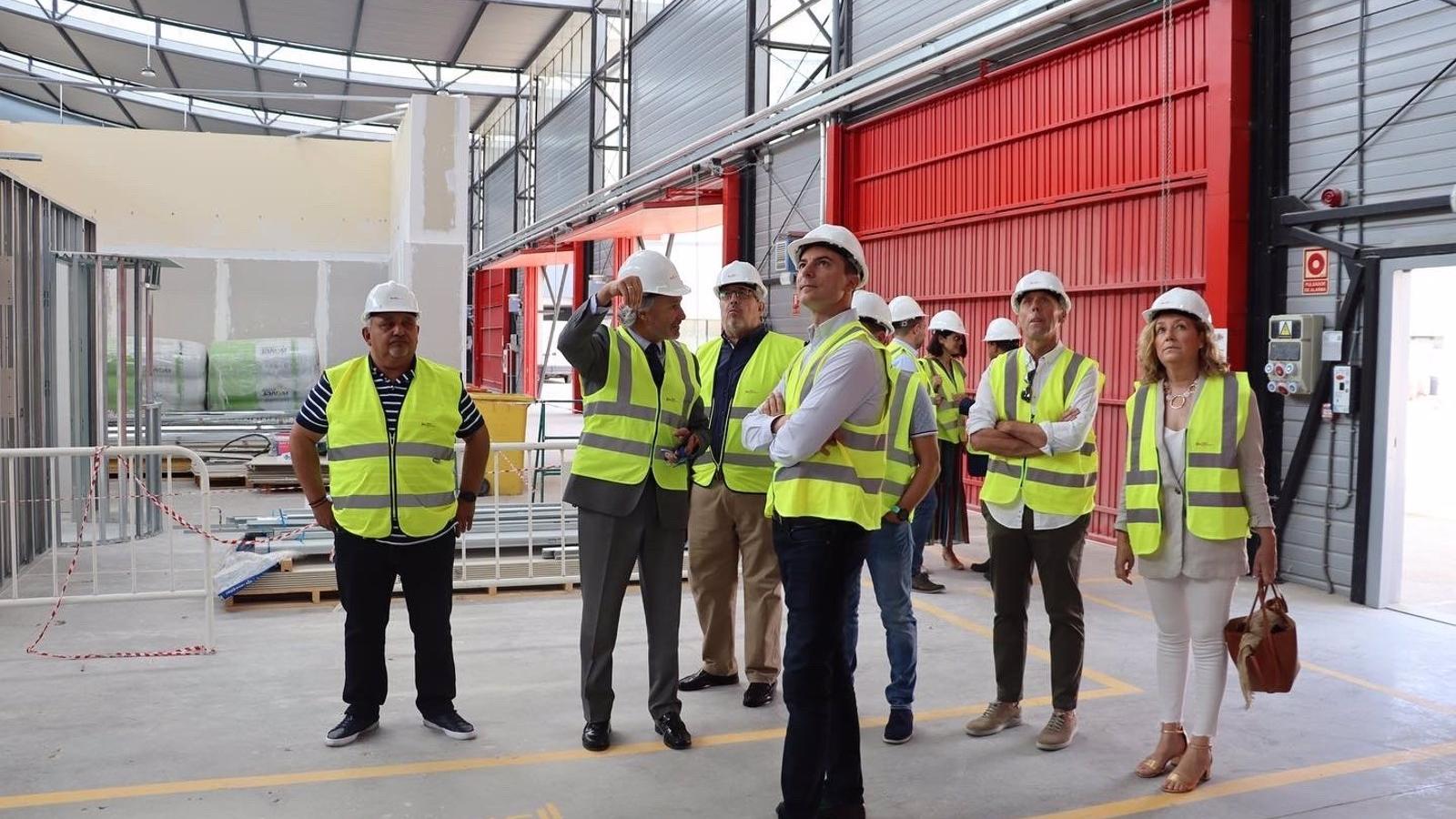 Lobato propone un plan de choque contra el paro juvenil y capacitar a 250.000 jóvenes en dos años Lobato propone un plan de choque contra el paro juvenil y capacitar a 250.000 jóvenes en dos años