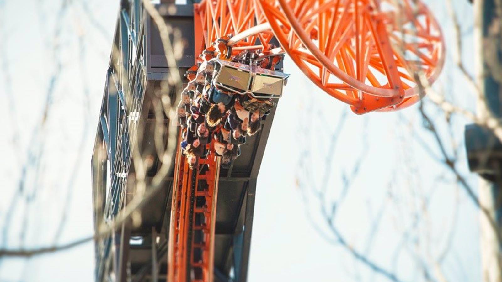 Atrapadas una decena de personas en la montaña rusa en vertical del Parque de Atracciones durante una hora