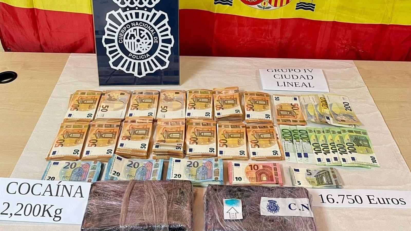  Detenido un joven en Ciudad Lineal con más de dos kilos de cocaína en una mochila en la que decía llevar libros
