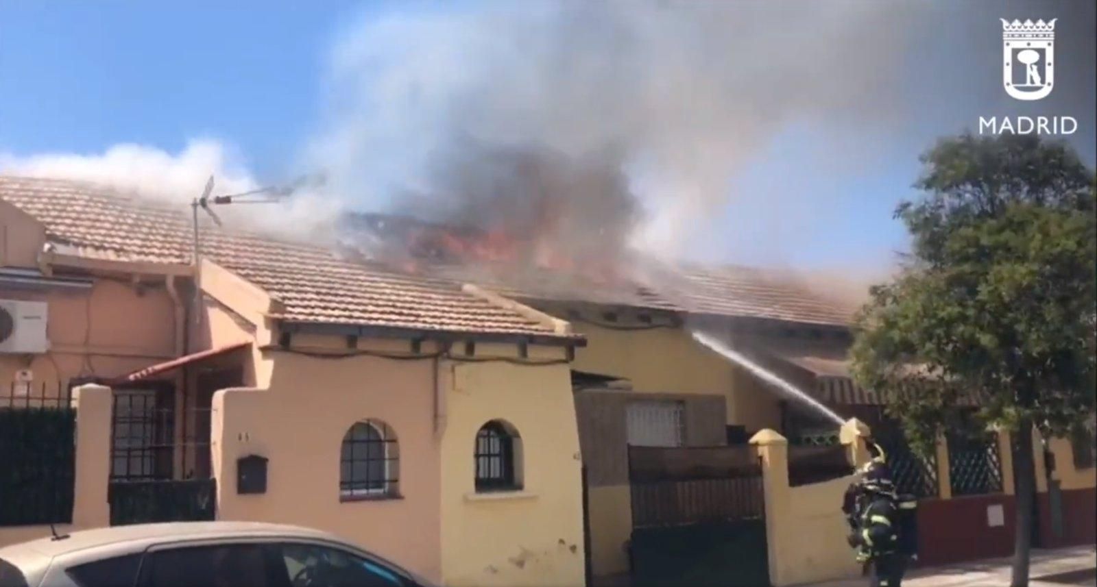  Arde la cubierta de una vivienda unifamiliar en Usera y el fuego se propaga al tejado de dos casas colindantes