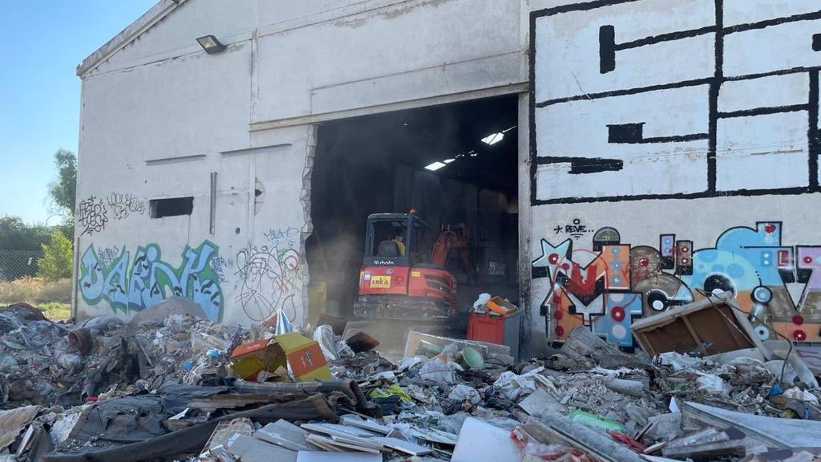 Desmantelado el último asentamiento ilegal en el interior de una nave en el Polígono de Marconi