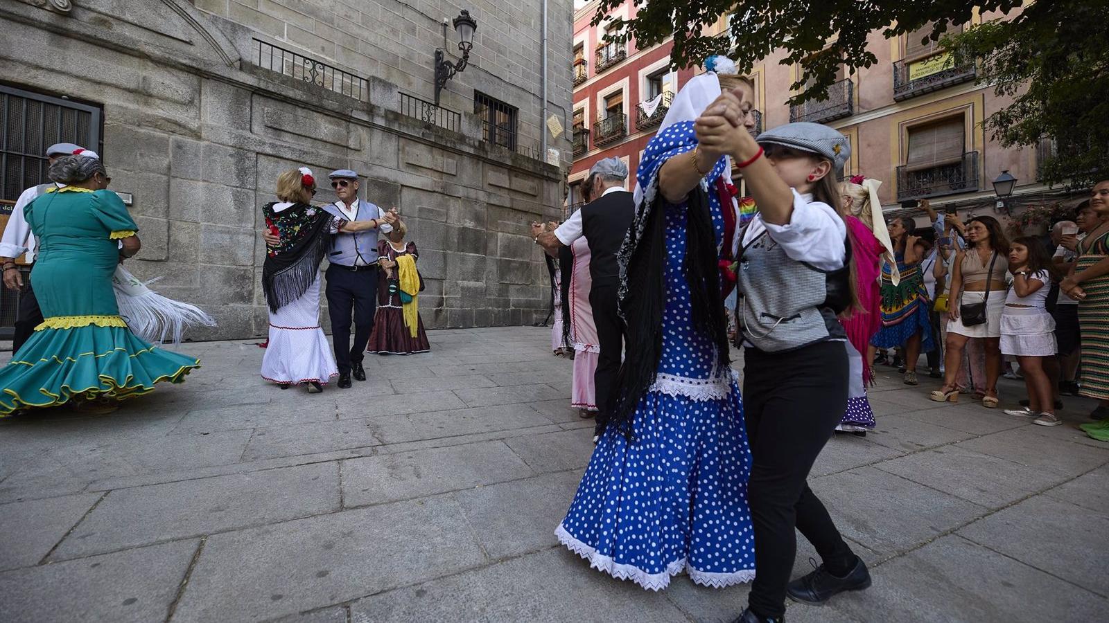 Vuelve el ambiente festivo a las calles por La Paloma, colofón a las fiestas más castizas de la capital