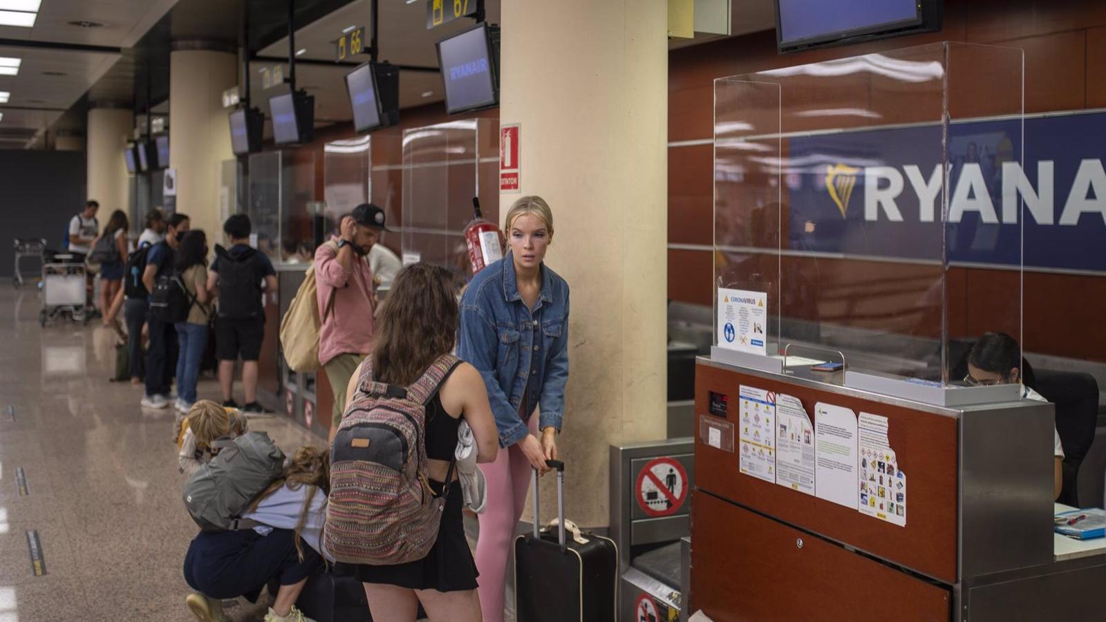 La huelga de tripulantes de Ryanair provoca 127 retrasos este mediodía, 14 en Barajas, pero ninguna cancelación La huelga de tripulantes de Ryanair provoca 127 retrasos este mediodía, 14 en Barajas, pero ninguna cancelación