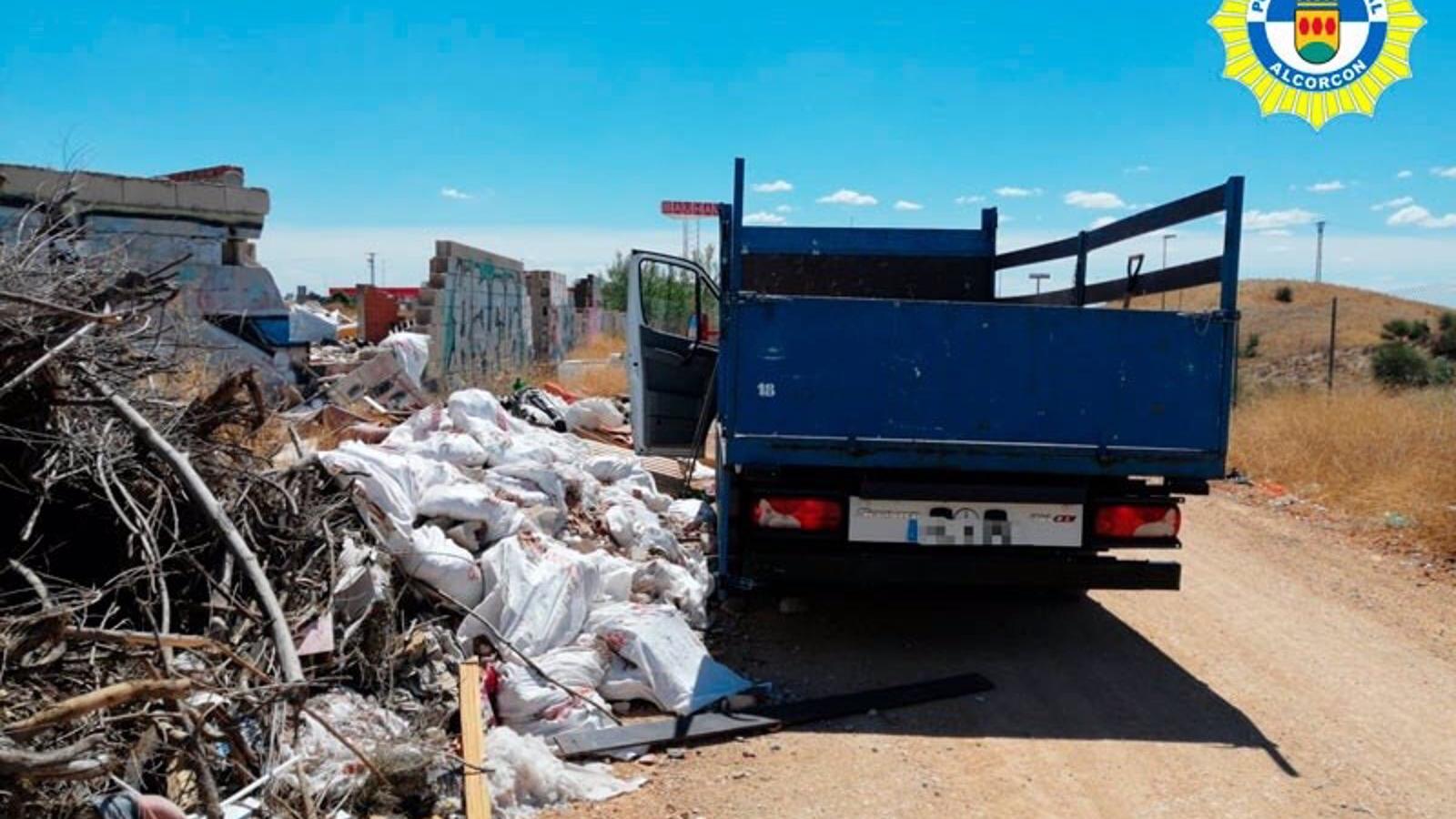 6.000 euros de multa por tirar escombros en zonas no autorizadas en Alcorcón 6.000 euros de multa por tirar escombros en zonas no autorizadas en Alcorcón