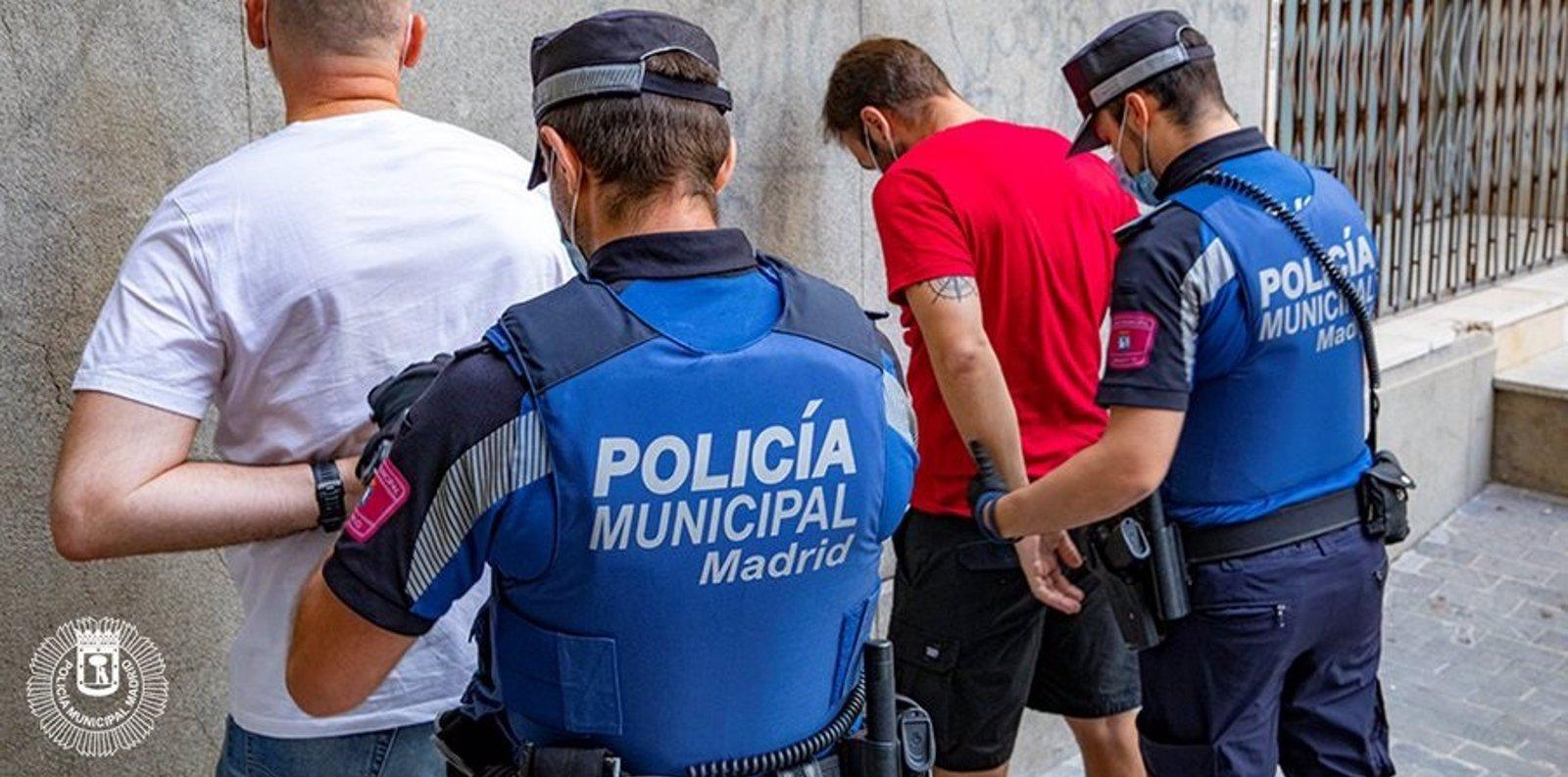Dos detenidos en Ciudad Lineal con bolsas de droga en su coche