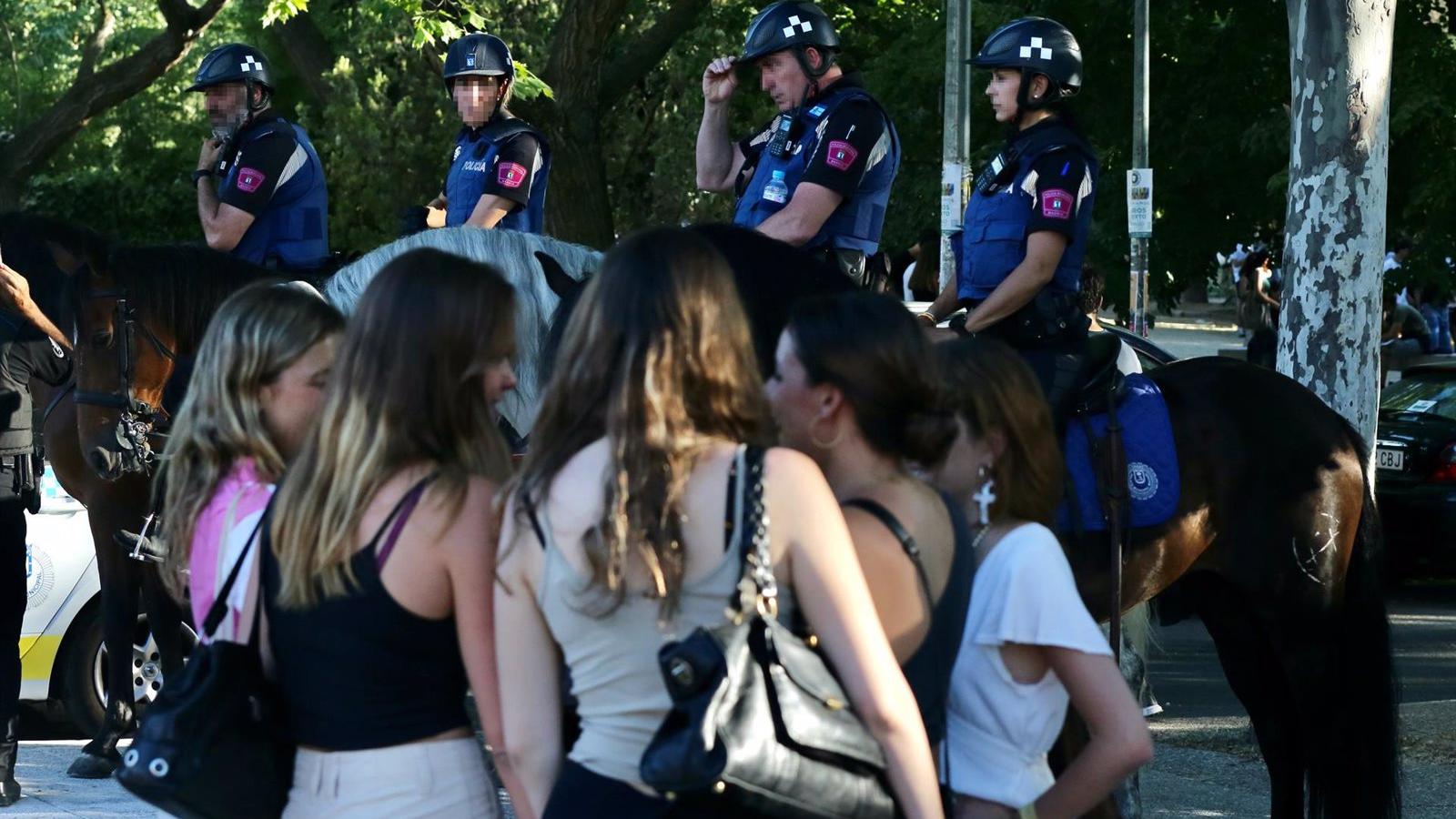 La Policía Municipal de Madrid puso 14.000 multas por botellón la primera mitad de este año, 4.000 menos que en 2021 La Policía Municipal de Madrid puso 14.000 multas por botellón la primera mitad de este año, 4.000 menos que en 2021