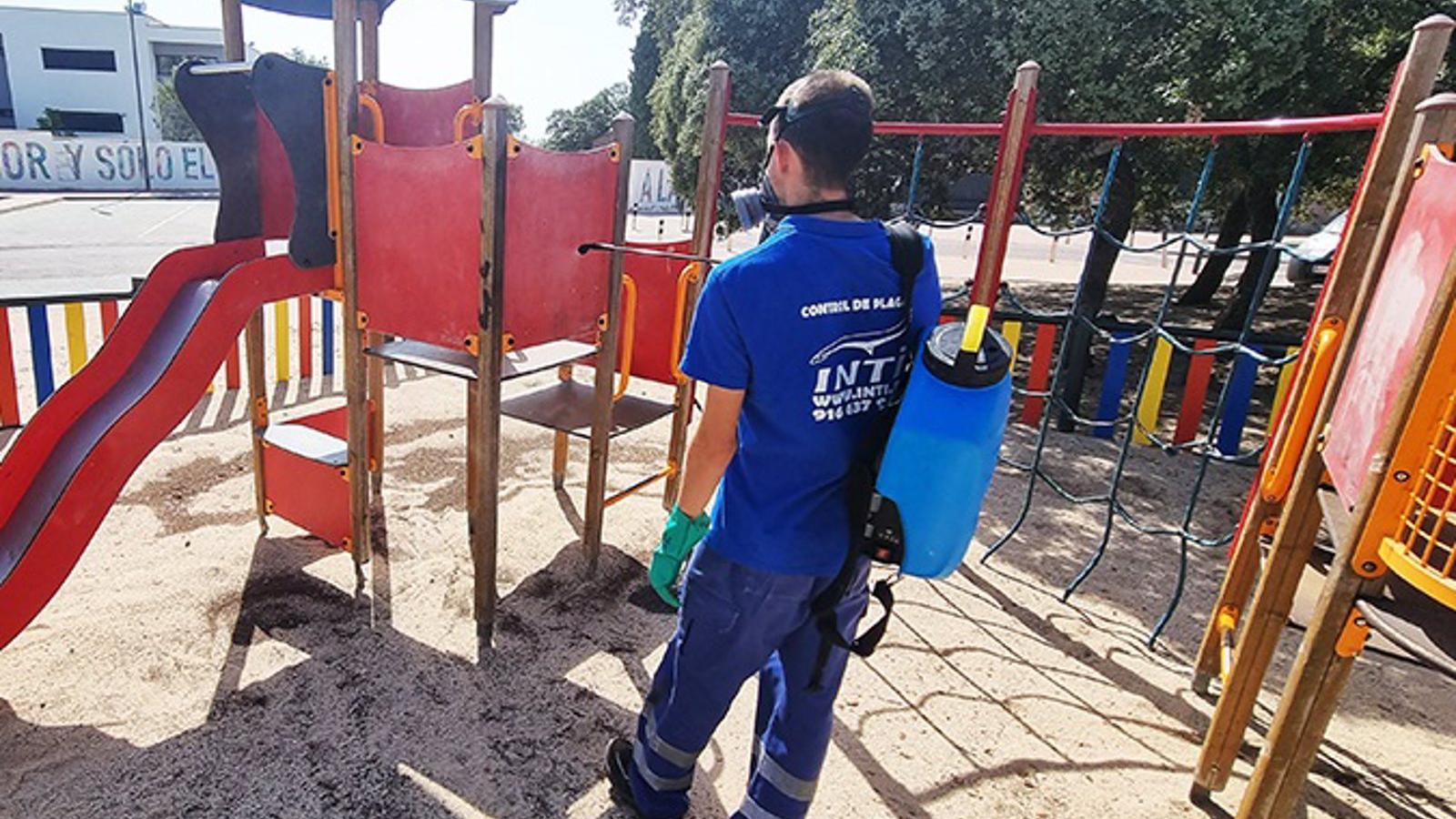 Torrelodones desinfecta las áreas infantiles y caninas para evitar focos de infecciones
