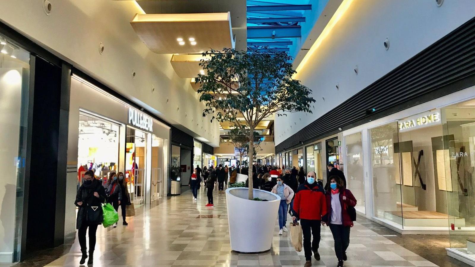 Cuatro encapuchados roban con mazas en una joyería en un centro comercial de Vallecas