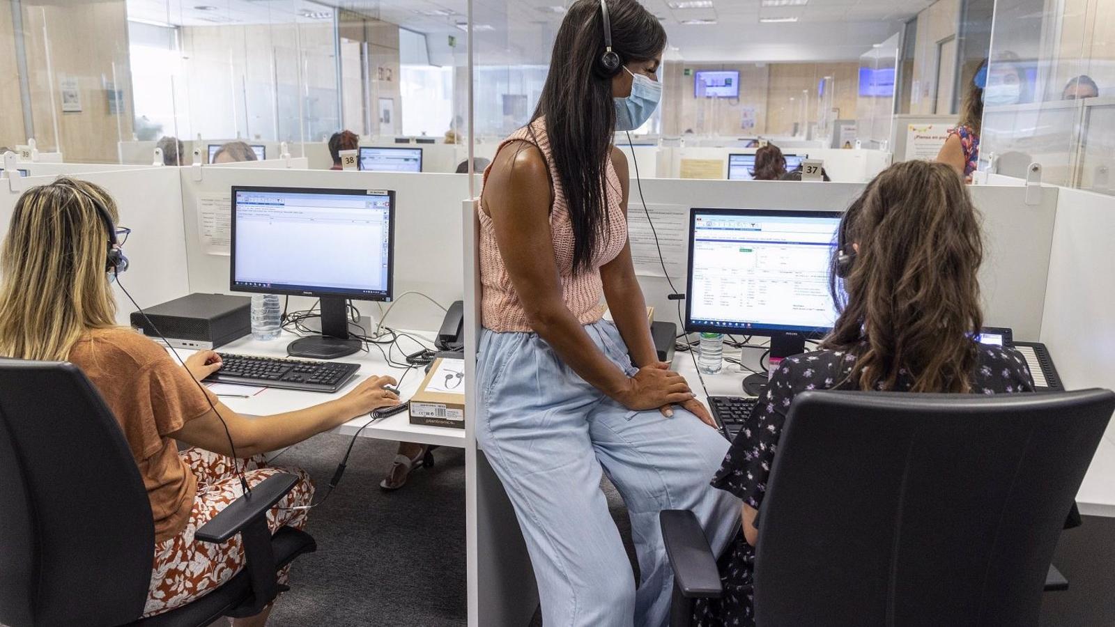 El Servicio de Teleasistencia del Ayuntamiento de Madrid realizó 75.000 llamadas semanales a los mayores durante las olas de calor