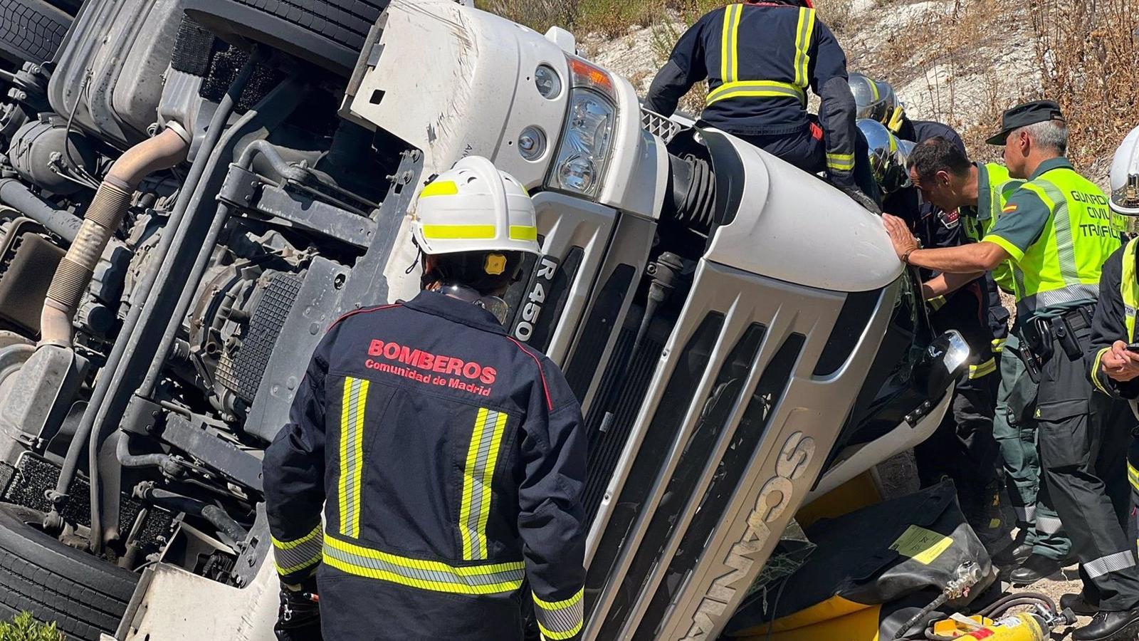 Muere un camionero tras salirse de la carretera M-404 Muere un camionero tras salirse de la carretera M-404