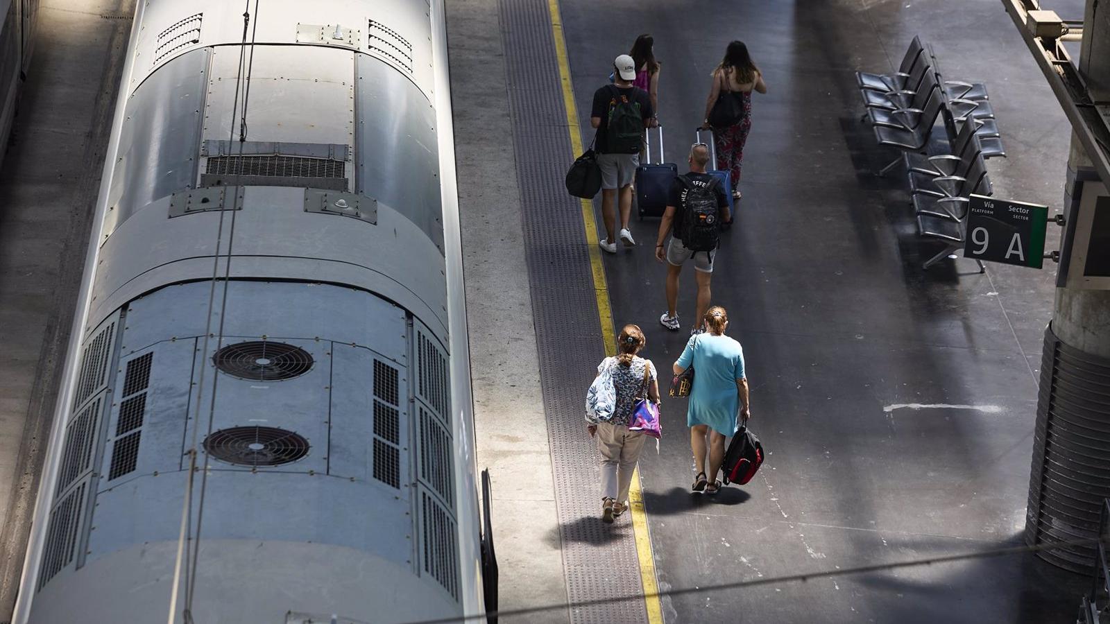 El tráfico ferroviario subió un 82,7% en la línea de alta velocidad de Madrid-Valladolid-León-Zamora-Galicia El tráfico ferroviario subió un 82,7% en la línea de alta velocidad de Madrid-Valladolid-León-Zamora-Galicia