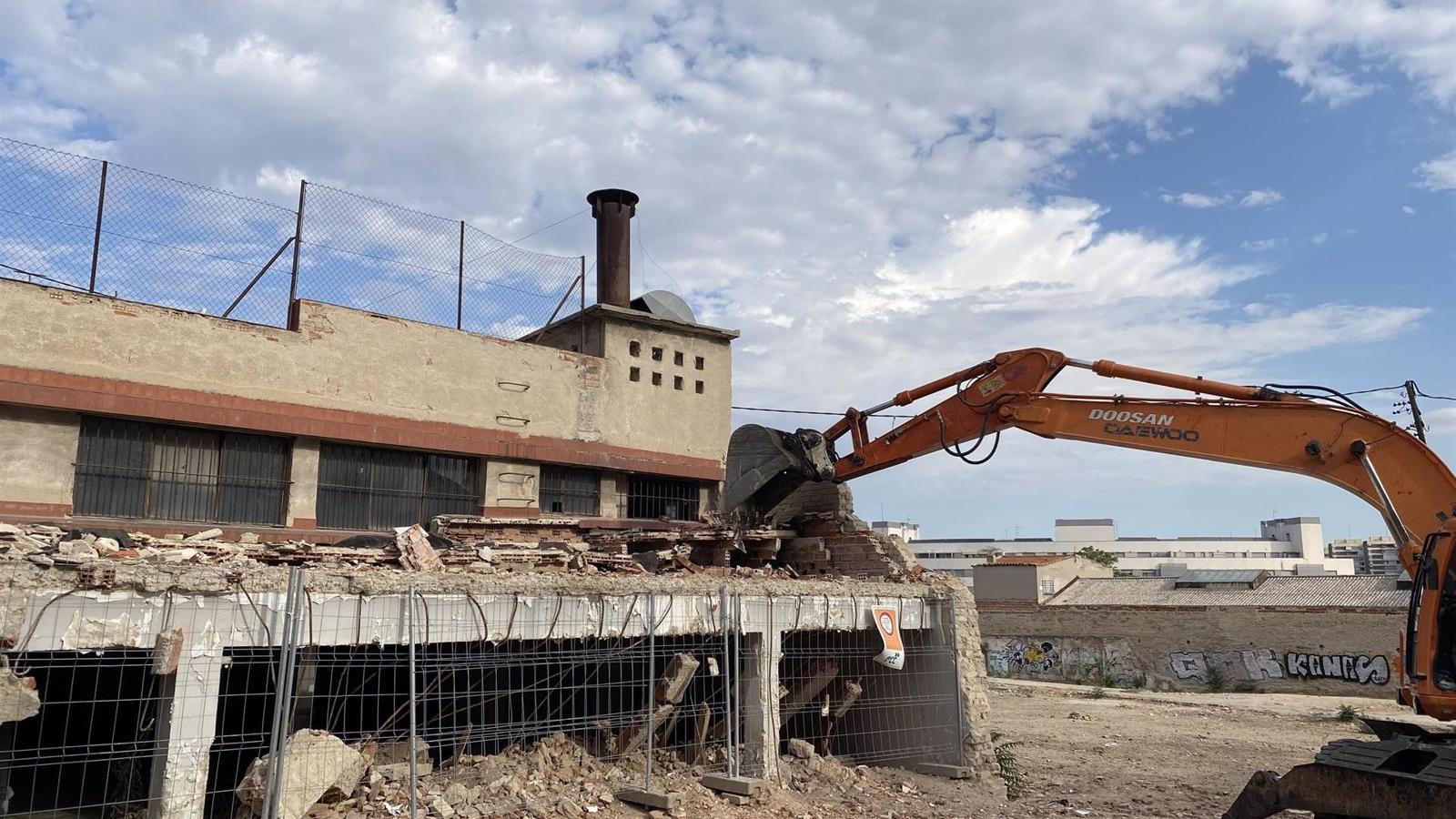 El Ayuntamiento de Madrid comprueba las obras de demolición de la nave 'okupada' en Tetuán, donde se construirán espacios públicos