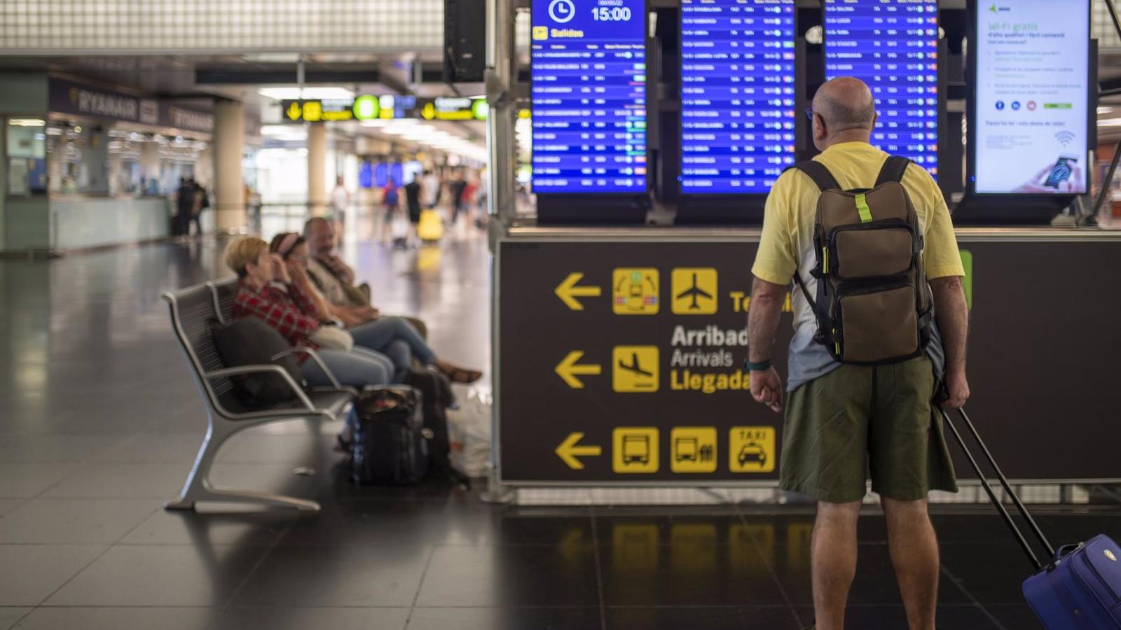 El aeropuerto de Barajas prevé 2.900 vuelos en la primera fase de la 'Operación Retorno' El aeropuerto de Barajas prevé 2.900 vuelos en la primera fase de la 'Operación Retorno'