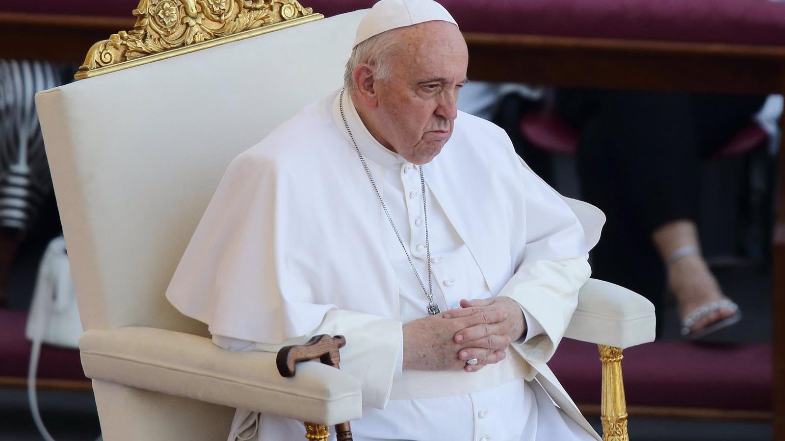 El Papa pide a cardenales alejarse de la 
