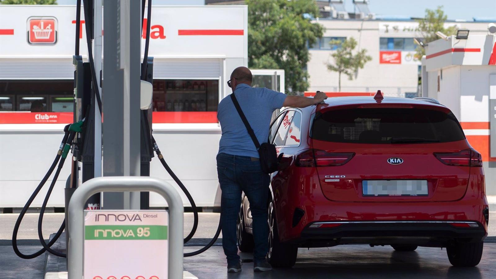 El precio de los carburantes sube y despide agosto poniendo fin a las caídas del verano
