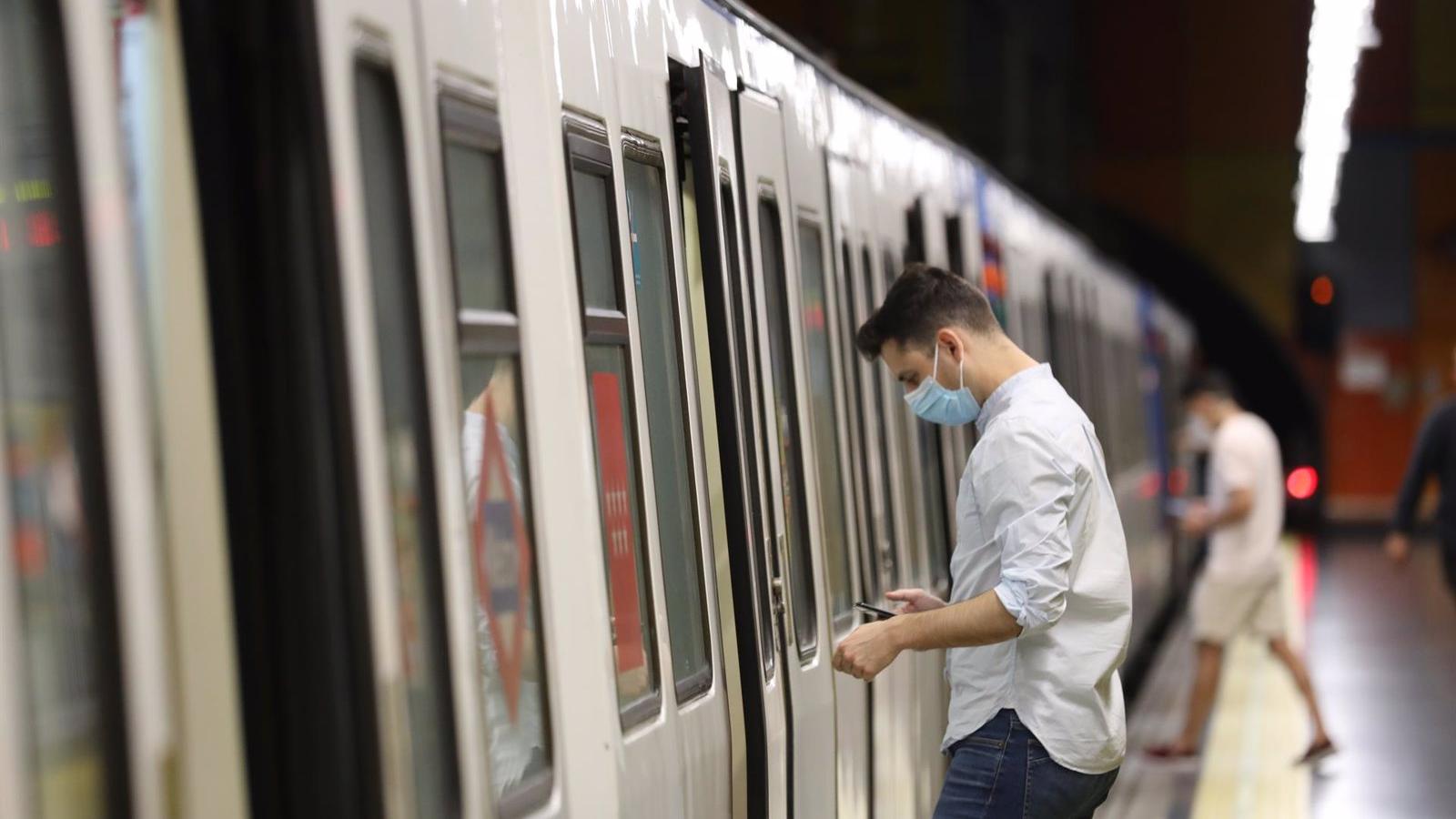 Los pasajeros en Metro crecen un 26% en el primer día del descuento del 50% en abonos de transporte en Madrid