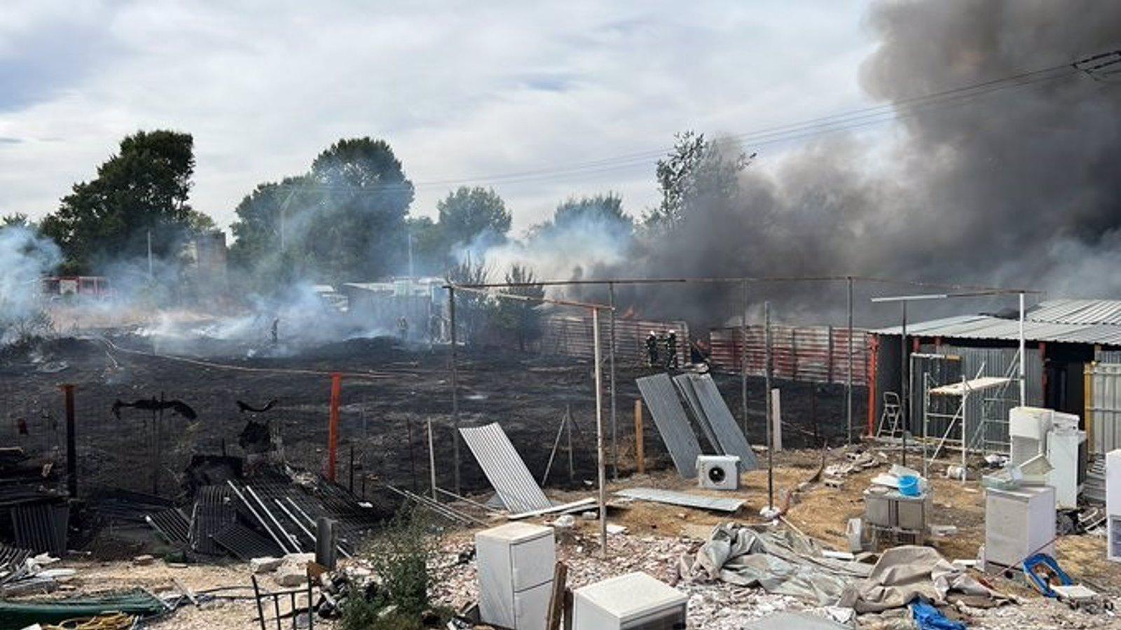 Siete dotaciones de Bomberos sofocan un fuego de pastos, casetas y chatarra en una zona de Leganés