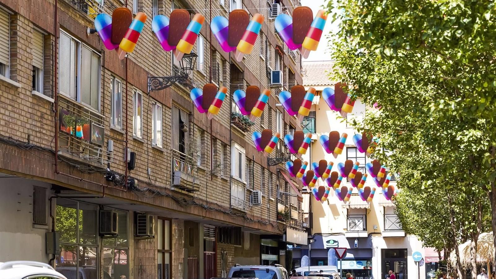 Torrejón luce decoración aérea en sus calles como flotadores, cucuruchos de helado y chanclas