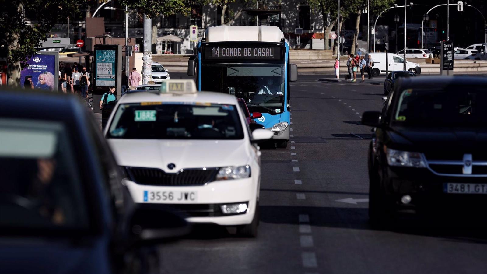 Los pasajeros
de la EMT aumentan un 12,5% y el tráfico en la M-30 sube un 2,5% Los pasajeros
de la EMT aumentan un 12,5% y el tráfico en la M-30 sube un 2,5%