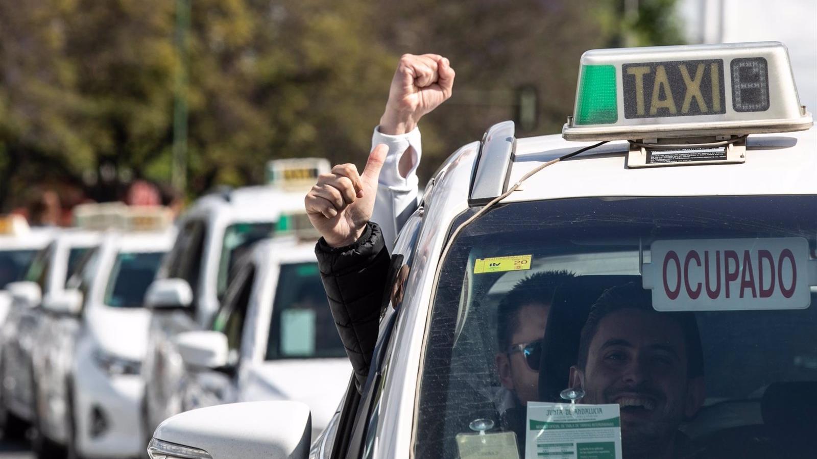 Pérez defiende que el taxi necesita "modificaciones" para afrontar el futuro y promete ayudas para apoyarlo