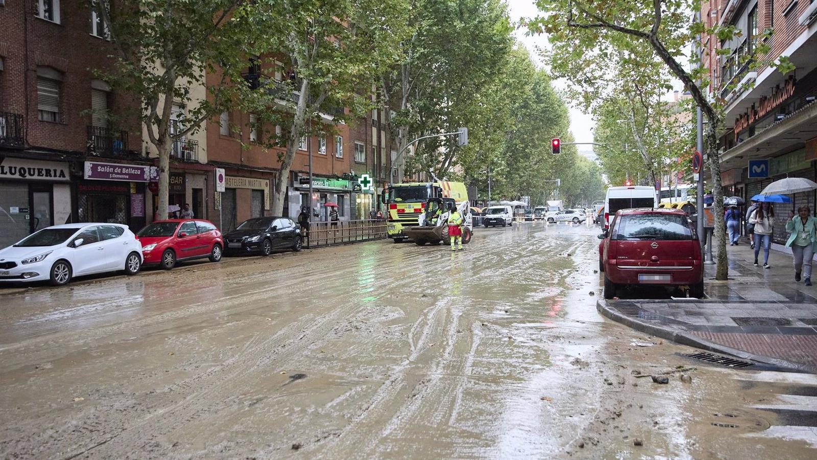 Más de 100 efectivos trabajan en la rotura de la tubería de Marqués de Vadillo