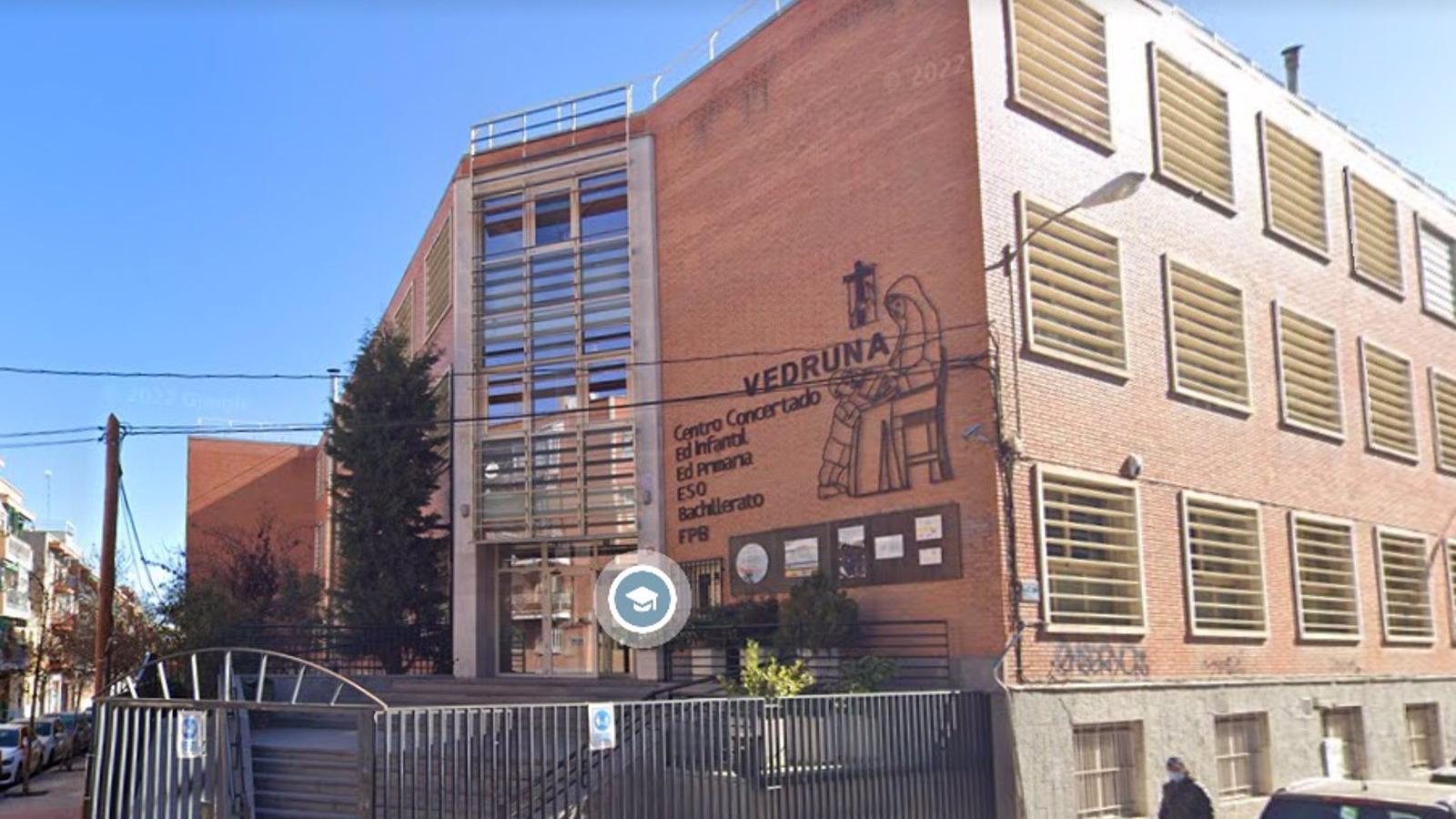 Tres chicos apuñalan de gravedad a otro, de 15 años, a las puertas de un colegio de Carabanchel