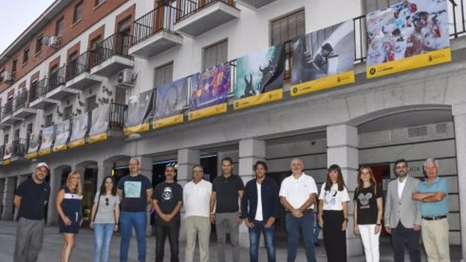 Los balcones de la Plaza Mayor de Torrejón exhiben una muestra de fotografías de celebraciones populares de PHotoEspaña