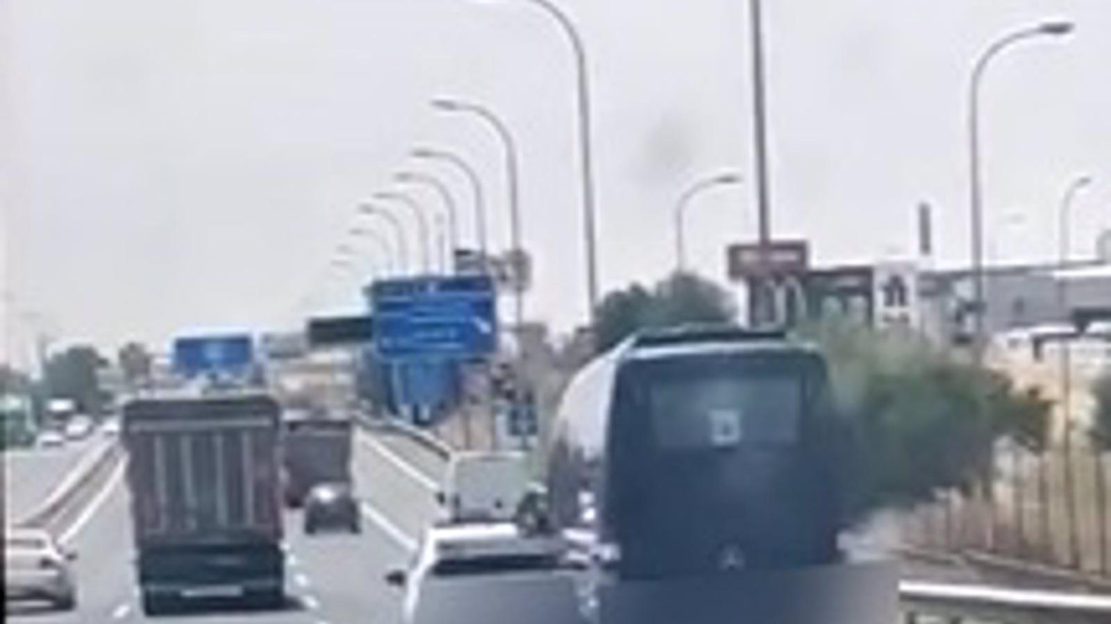 Investigados los conductores de un microbús y un coche que se picaron en la carretera y acabaron colisionando Investigados los conductores de un microbús y un coche que se picaron en la carretera y acabaron colisionando