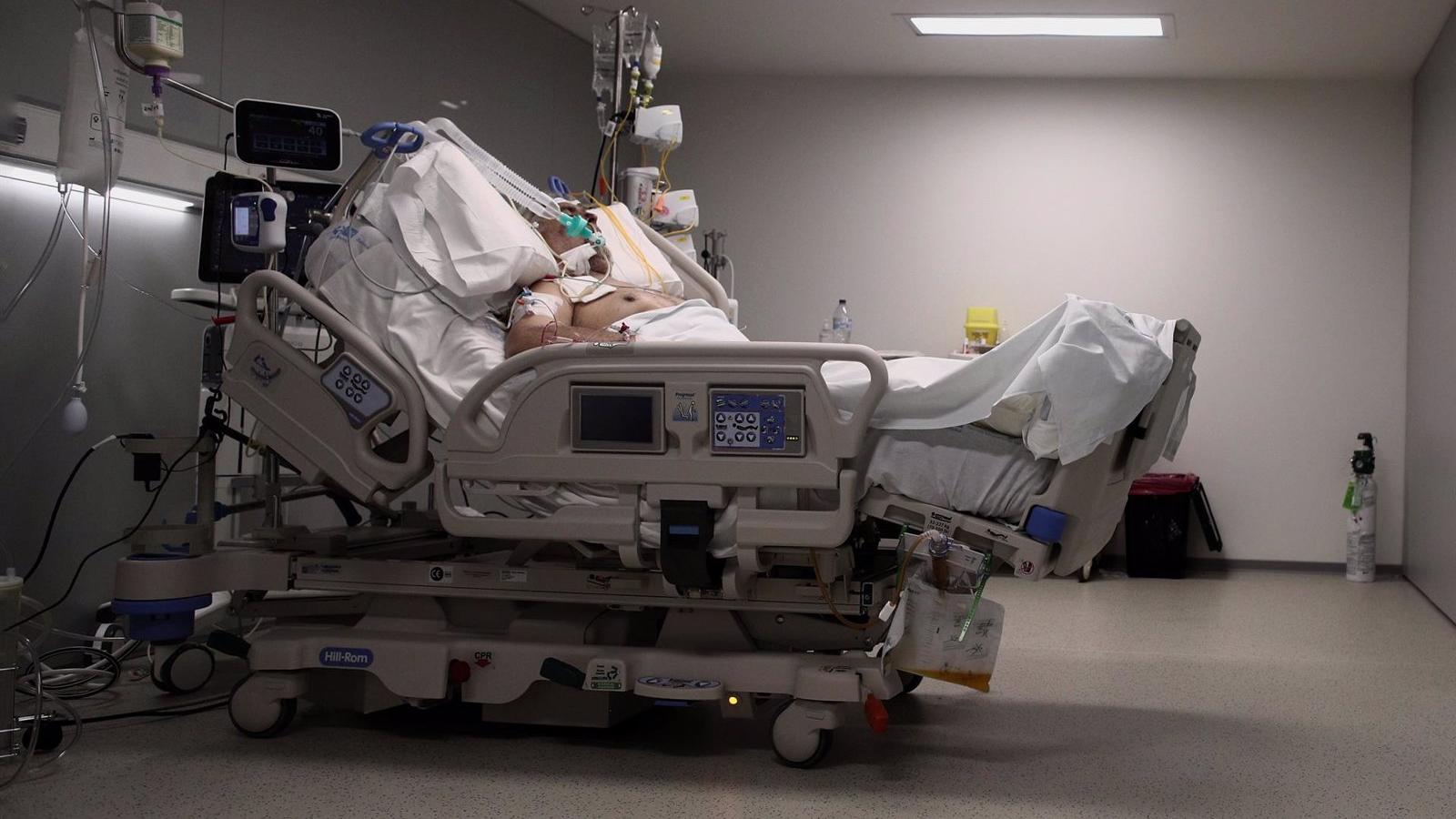Los hospitalizados en UCI por COVID-19 bajan un 11% y los muertos aumentan hasta los 72 en la última semana en España