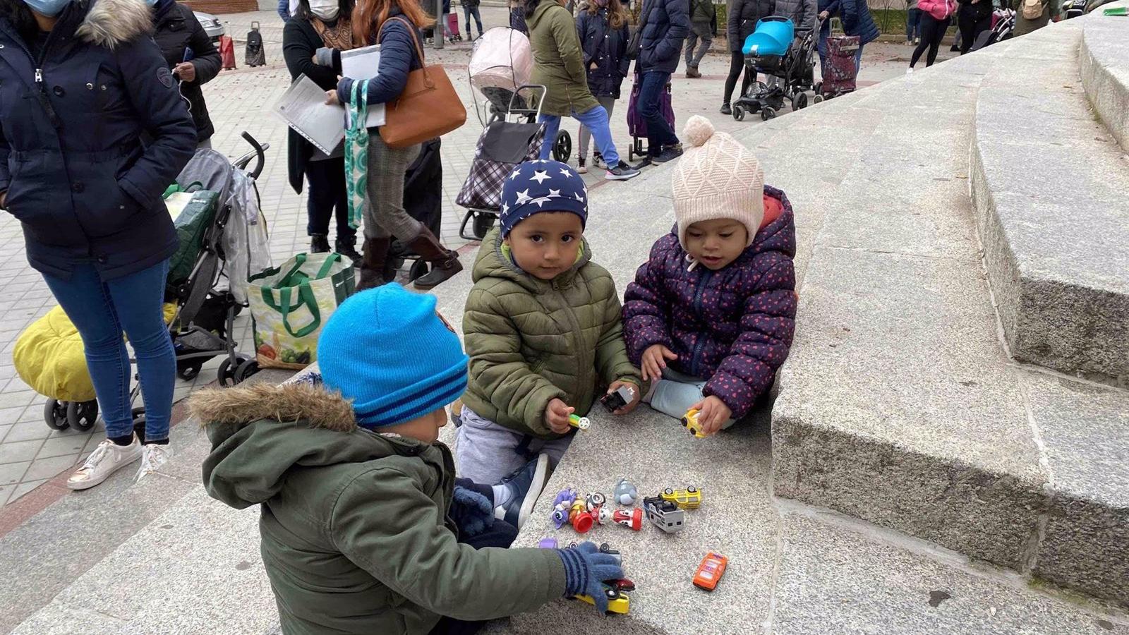 Fundación Madrina reparte en Madrid kits de material escolar entre las familias más vulnerables