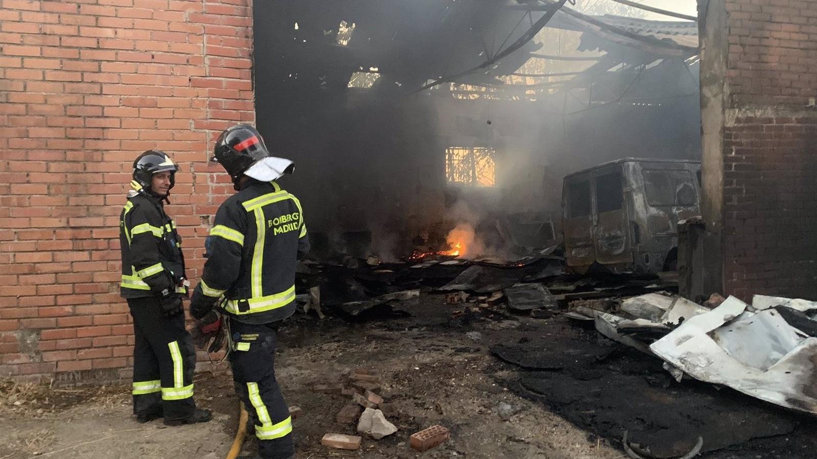 Arde una nave en la Cañada Real y dos vehículos quedan calcinados en su interior
