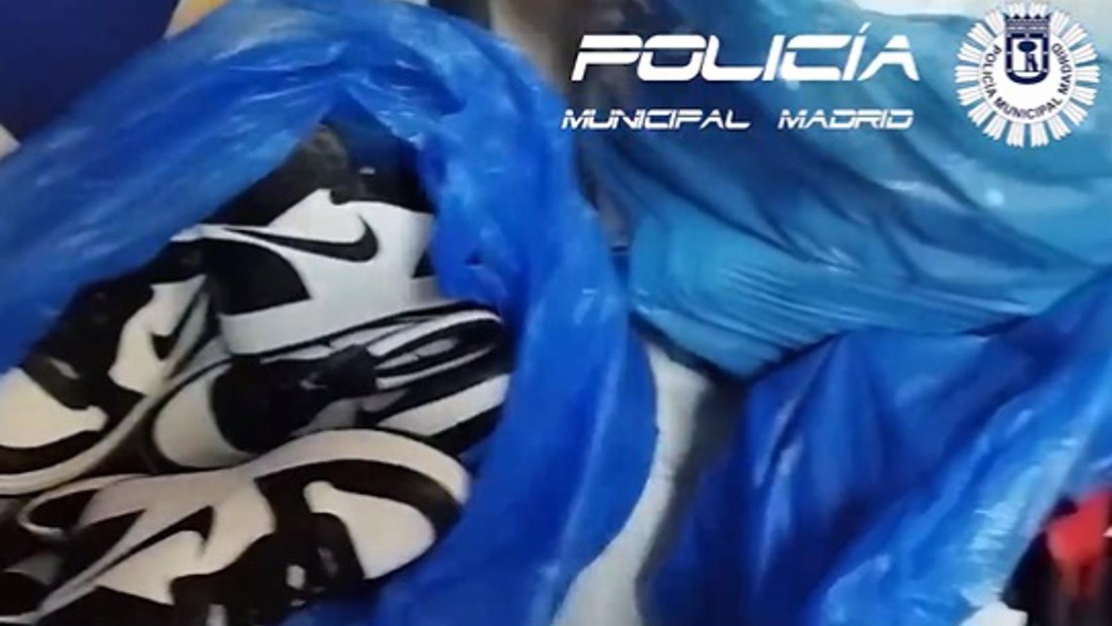 Detenido un hombre con más de 200 zapatillas falsificadas en Lavapiés
