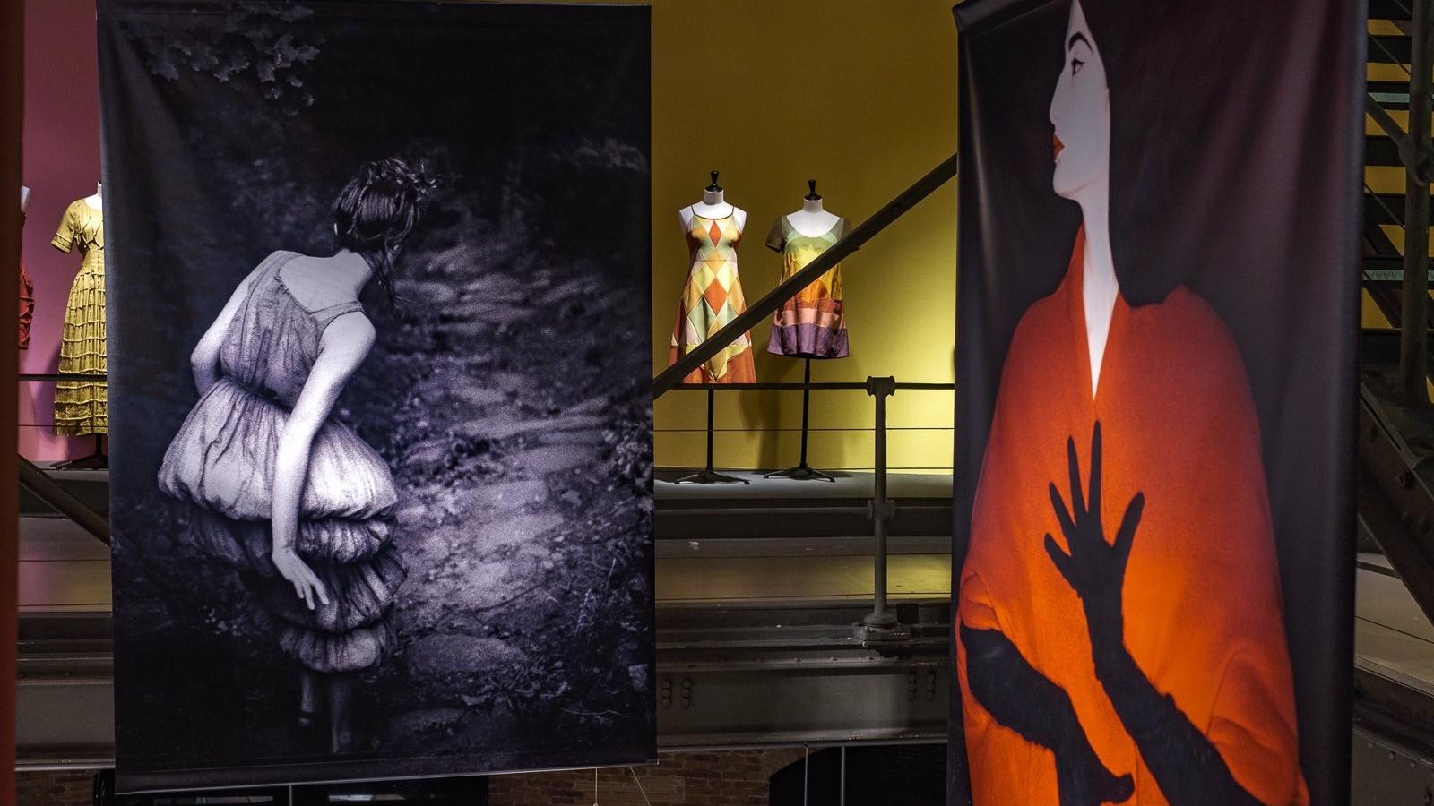 Prendas y fotografías recorren los 40 años de trayectoria de Sybilla en una exposición en la Sala Canal hasta el 15 de enero