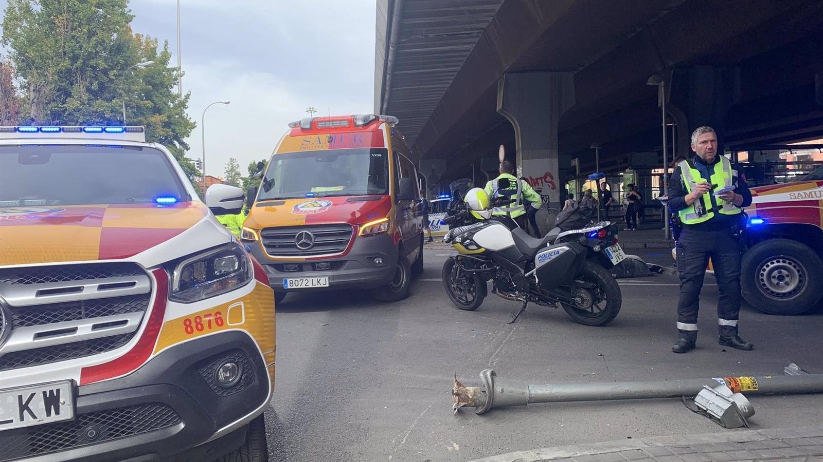 Atropella a una mujer que esperaba a cruzar un paso de peatones de la Avenida de la Albufera y se da la fuga Atropella a una mujer que esperaba a cruzar un paso de peatones de la Avenida de la Albufera y se da la fuga