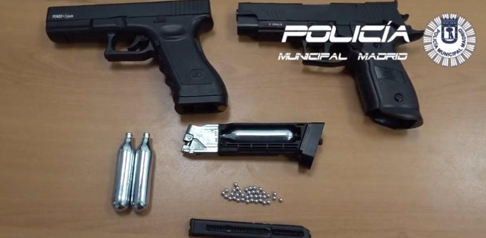 Requisadas dos pistolas de aire comprimido que usaban dos chicos en el parque del Retiro