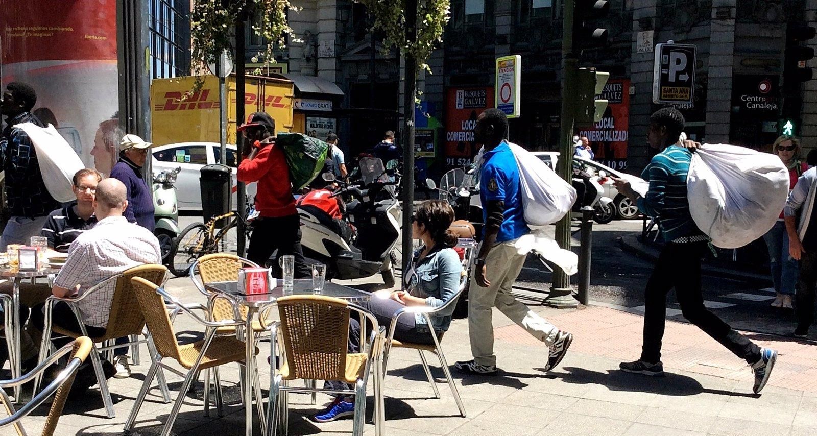 Detenido un mantero por arrastrar varios metros a una policía que custodiaba las camisetas falsas que vendía