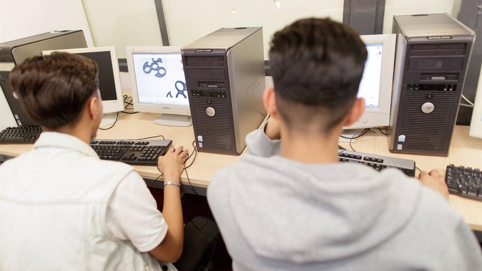 3.600 alumnos de especialidades informáticas inician curso sin profesores según CCOO