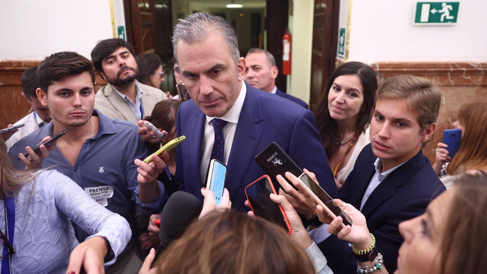 Smith encuadra en la "normalidad" los cambios en Vox, niega fisuras y dice no tener problemas con Olona