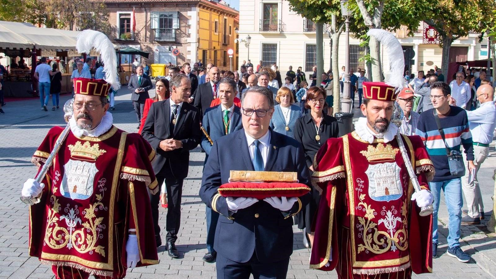 Alcalá celebra el 475 aniversario del bautismo de Cervantes con una procesión hasta la Capilla del Oidor